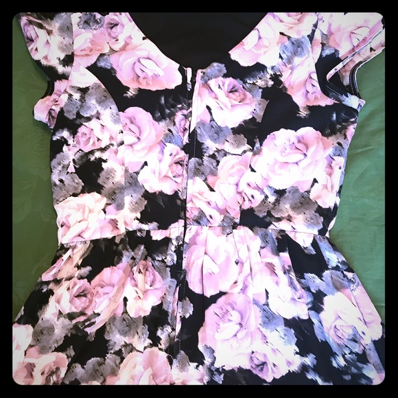 Dress 100%polyester.Zipper on the back.. - Picture 5 of 7